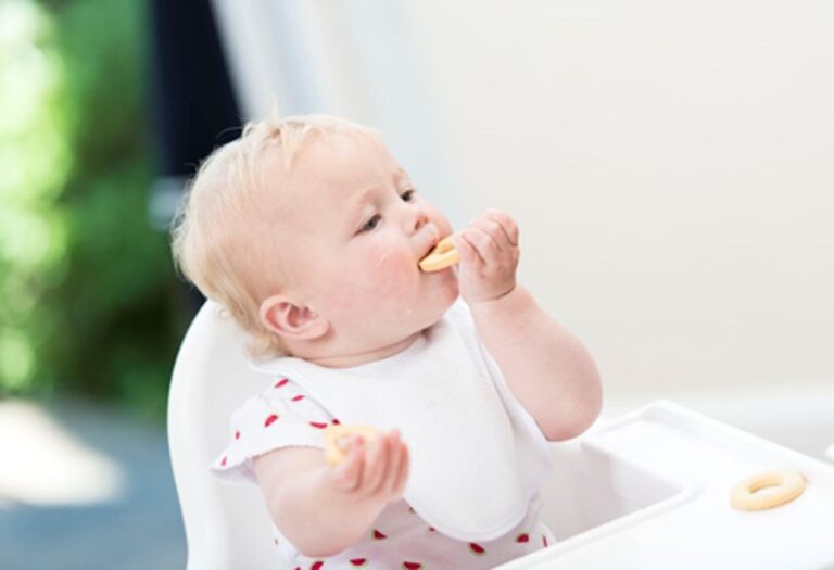Lưu ý quan trọng khi cho bé 6 tháng ăn bánh ăn dặm