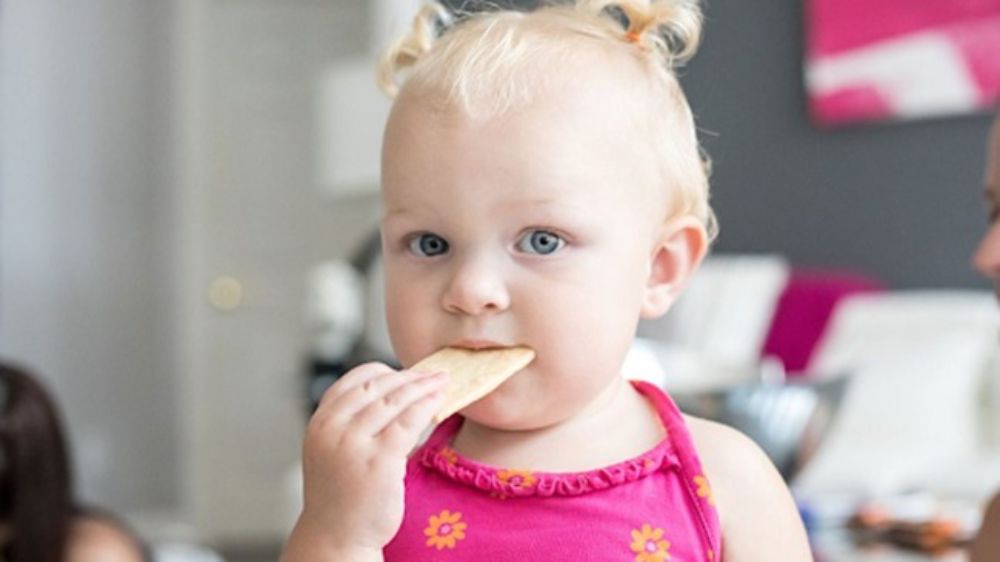 Cách cho bé ăn bánh gạo One One an toàn