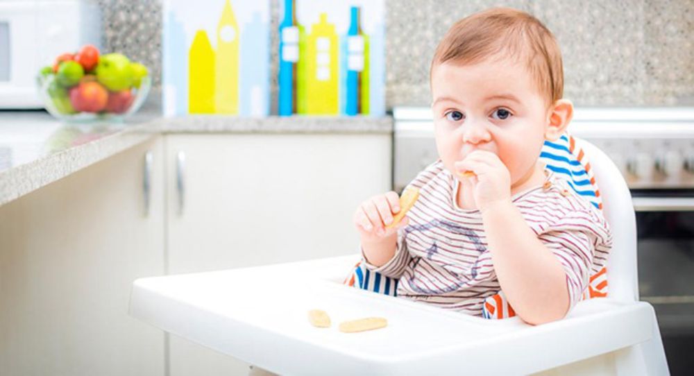 Bé 1 tuổi ăn được bánh gạo One One