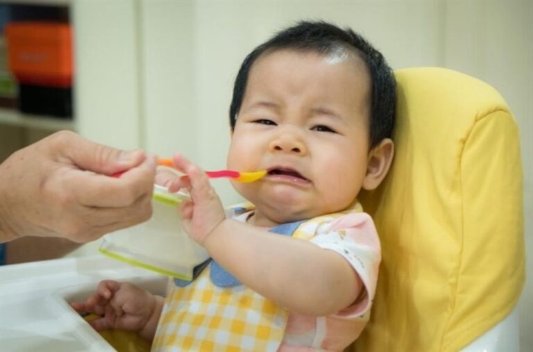 Trẻ 6 tháng không chịu ăn dặm