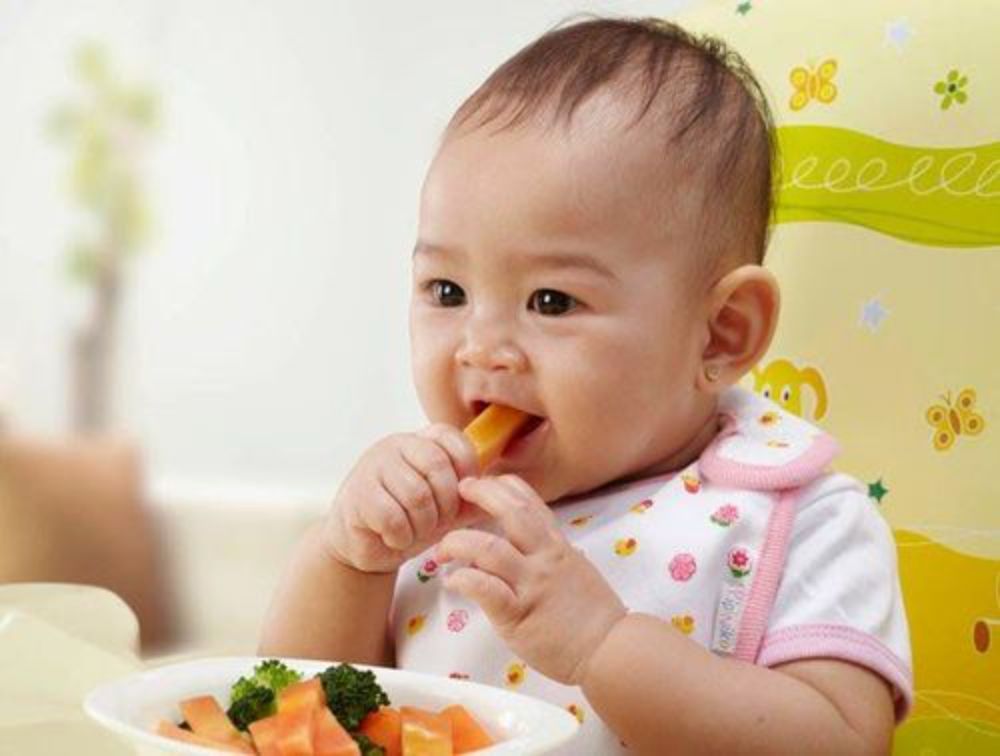 Finger food cần mềm, dài và không có hình tròn để đảm bảo an toàn