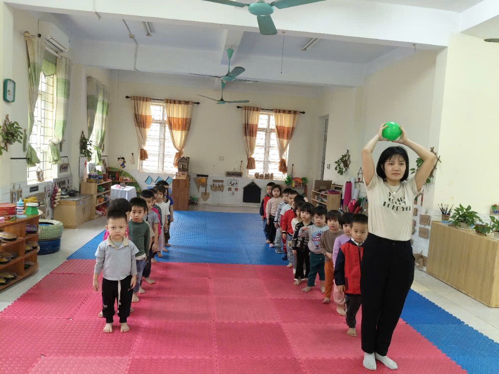 Chuyền bóng qua đầu