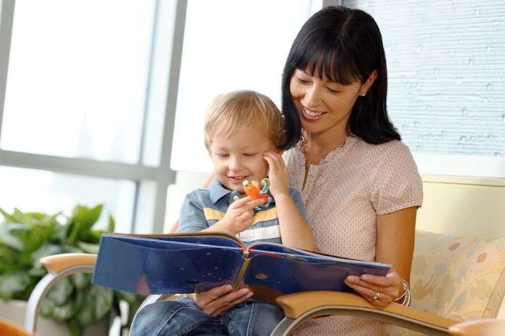 Mẹo khi bé không hợp tác đòi xem điện thoại