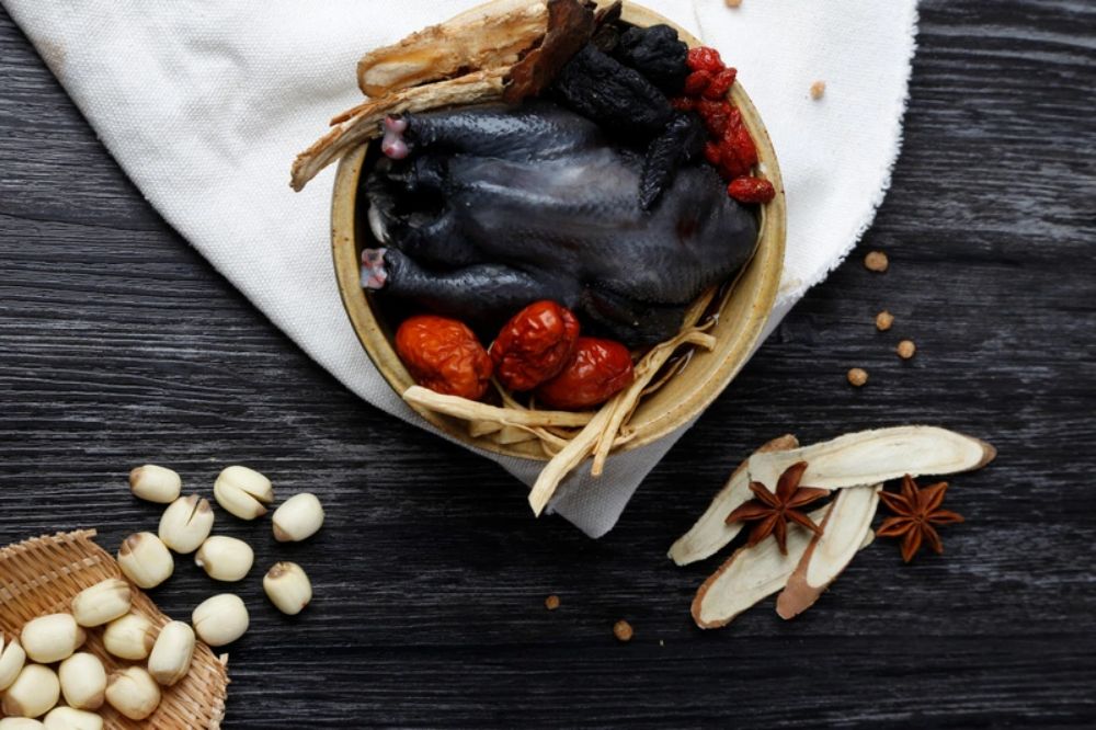 Lợi ích của gà ác đối với bé