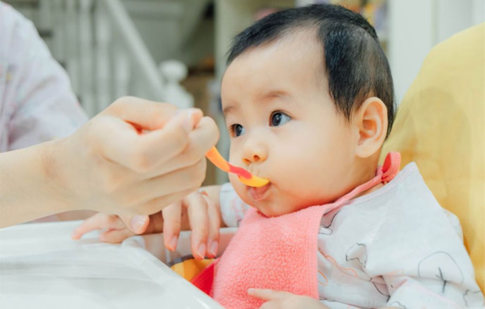 Bé 6 tháng đã sẵn sàng cho bữa cháo ăn dặm đầu tiên