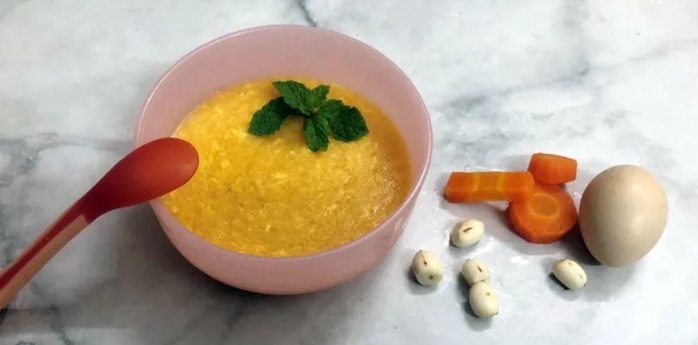 Cháo trứng gà hạt sen cho bé ăn dặm