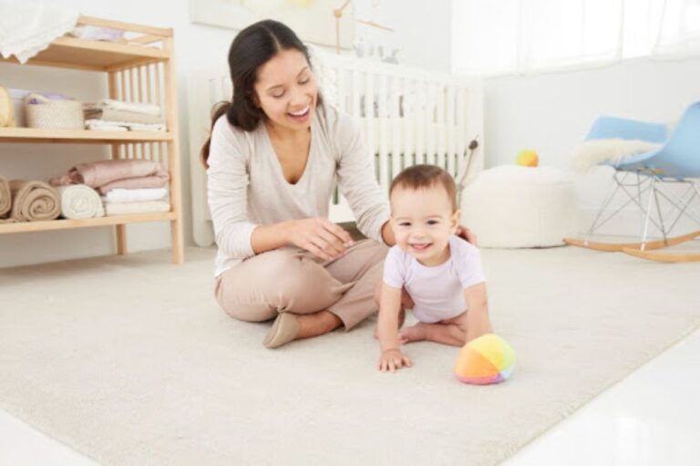 Hợp đồng và cam kết khi thuê người trông trẻ