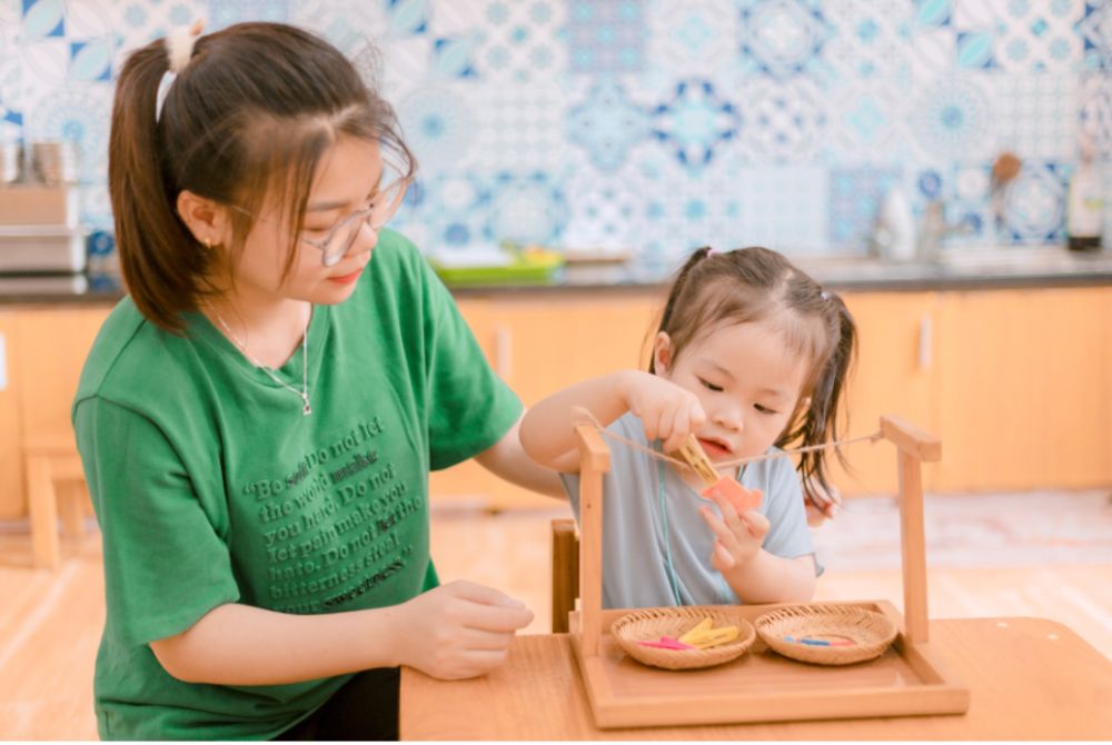 thuê người trông trẻ tại nhà và gửi bé đến trường mầm non sớm