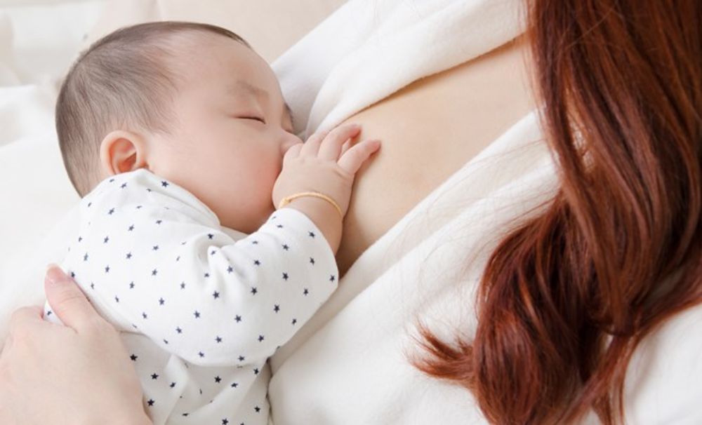 Dưới 6 tháng tuổi, bé chỉ cần bú mẹ hoặc uống sữa công thức là đủ