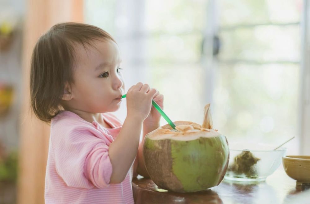 Khi nào không nên cho bé uống nước dừa