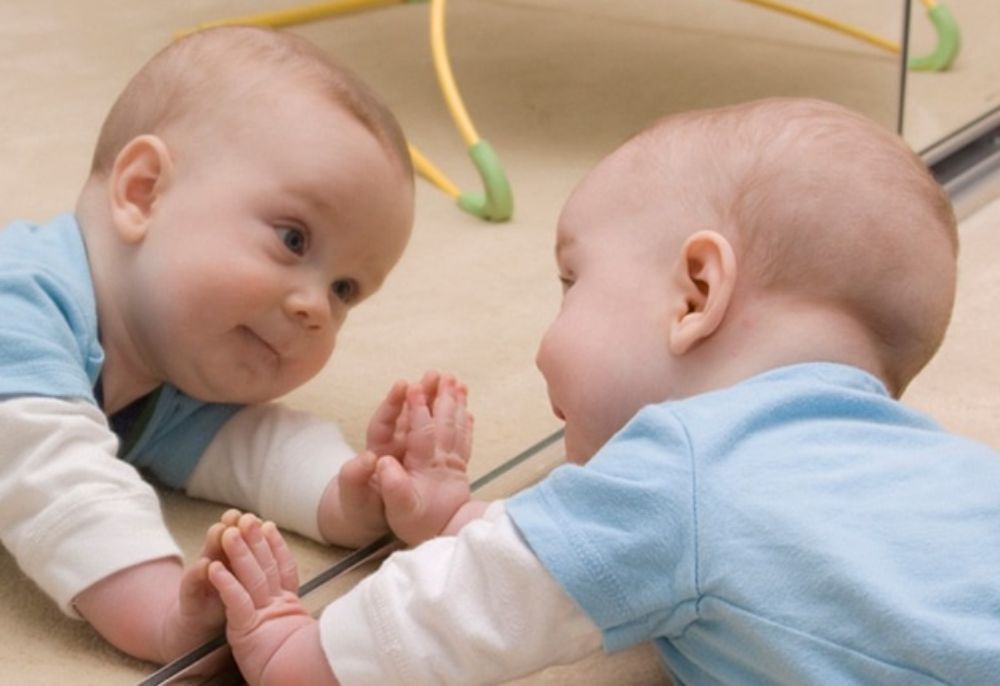 Bé 6 tháng tuổi tò mò khám phá thế giới xung quanh bằng mọi giác quan