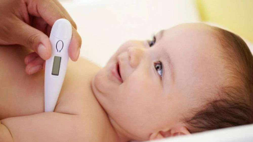 Cần kiểm tra thể trạng của bé trước khi quyết định cho con tắm