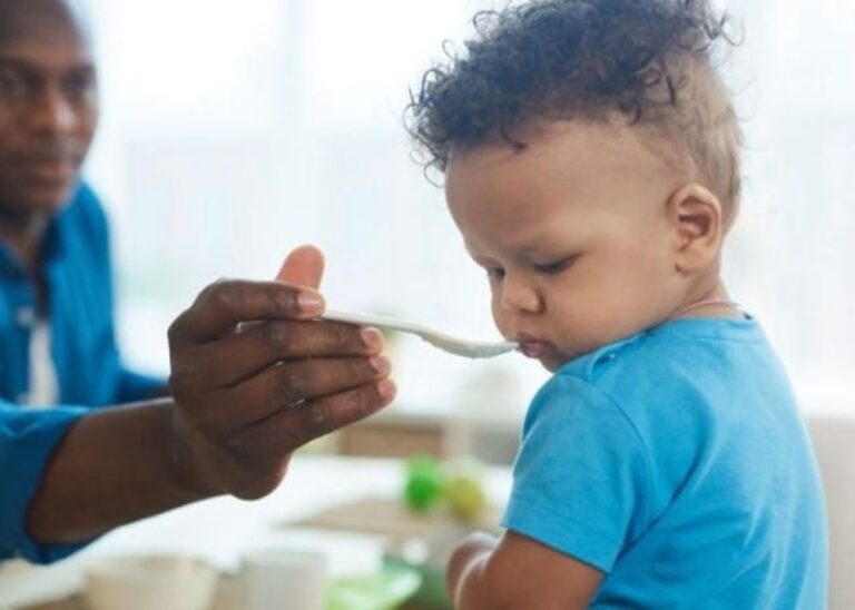 Hiểu rõ nguyên nhân là bước đầu tiên để giải quyết câu hỏi bé 7 tháng không chịu ăn dặm phải làm sao