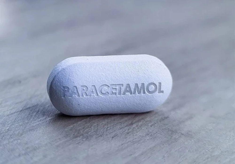 Luôn dùng Paracetamol đúng liều 10-15mg/kg cân nặng của bé, cách mỗi 4-6 giờ (Ảnh: sưu tầm internet).