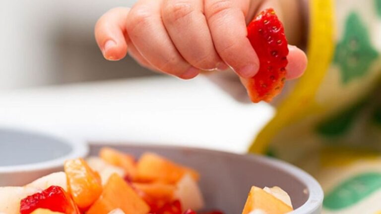 Tiêu chí vàng khi chọn đồ ăn vặt cho bé 7 tháng