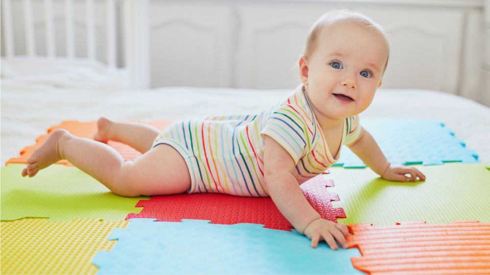 Kỹ năng lật là nền tảng quan trọng cho các vận động bò, ngồi sau này (Ảnh: sưu tầm internet).