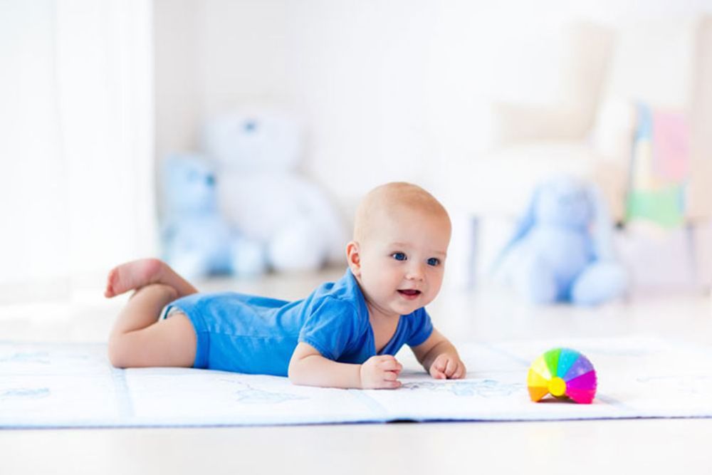 Tummy time là bài tập "vàng" giúp bé 6 tháng nhanh biết lật (Ảnh: sưu tầm internet).