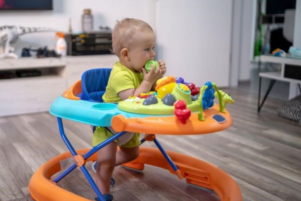 Việc ép bé ngồi sớm trong các dụng cụ hỗ trợ không phù hợp có thể gây hại nhiều hơn lợi