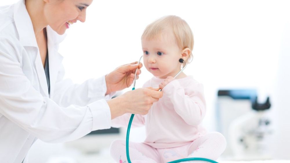 Sốt cao trên 38.5°C kèm ho nhiều là dấu hiệu cần đưa trẻ 6 tháng đi khám ngay (Ảnh: sưu tầm internet).