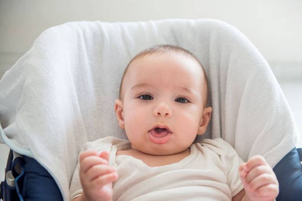 Kháng sinh và mật ong là hai thứ cha mẹ không nên tự ý dùng khi trẻ 6 tháng bị ho (Ảnh: sưu tầm internet).