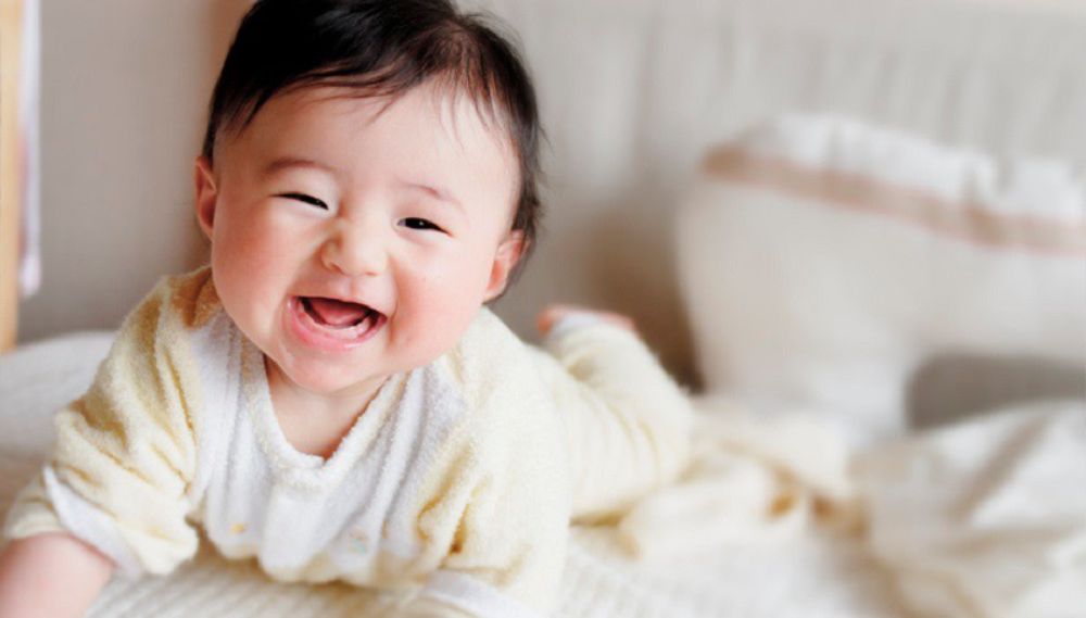 Nếu trẻ không giao tiếp mắt và thờ ơ với âm thanh, cha mẹ cần theo dõi sát sao hơn