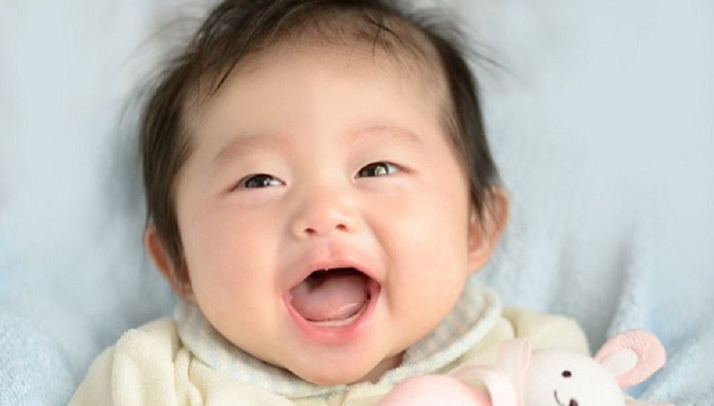 Một giấc ngủ đủ giúp trẻ 6 tháng tỉnh táo và sẵn sàng cho những nụ cười giòn tan