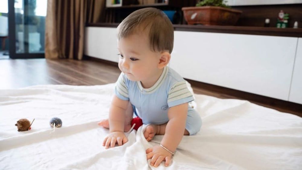 Nếu bé thờ ơ, không giao tiếp mắt khi được gọi tên, cha mẹ cần theo dõi sát sao