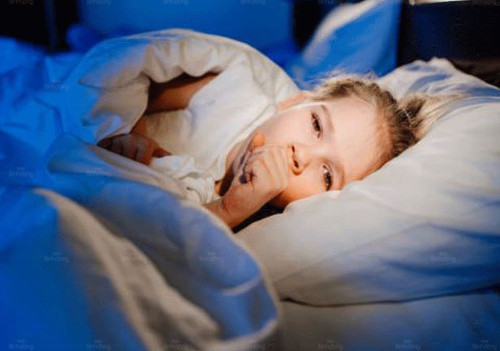 Không khí khô do điều hòa là một trong những nguyên nhân phổ biến khiến trẻ ho về đêm (Ảnh: sưu tầm internet).