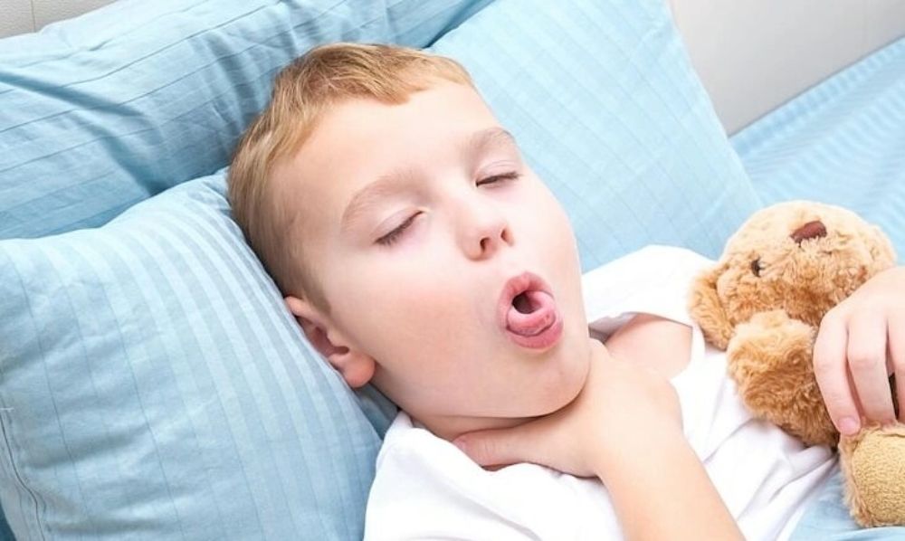 Rút lõm lồng ngực là dấu hiệu nguy hiểm, cần đưa trẻ đi cấp cứu ngay (Ảnh: sưu tầm internet).