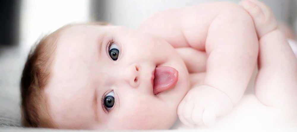 Lè lưỡi là một phản xạ tự nhiên và phổ biến của trẻ trong những tháng đầu đời (Ảnh: sưu tầm internet).