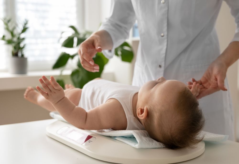 Khi lưỡi bé có dấu hiệu bất thường cần đưa bé đi gặp bác sĩ Nhi khoa (Ảnh: sưu tầm internet).