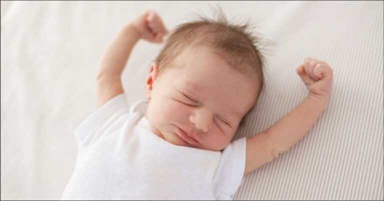 Vặn mình, gầm gừ nhẹ khi ngủ là biểu hiện thường thấy ở trẻ sơ sinh