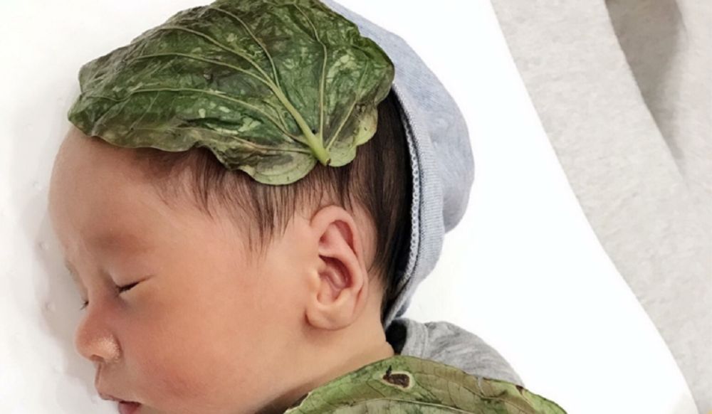 Không tự ý dùng các mẹo dân gian xoa rượu, đắp lá cho trẻ sơ sinh