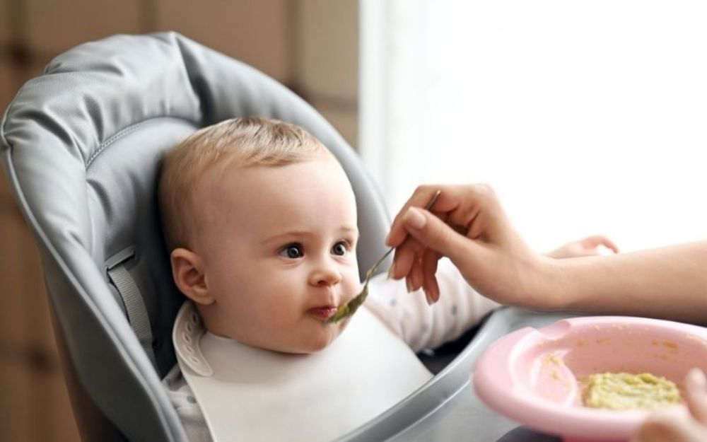 Bé 7 tháng ăn cháo rây hay nguyên hạt phụ thuộc vào kỹ năng nuốt của từng bé (Ảnh: sưu tầm internet).