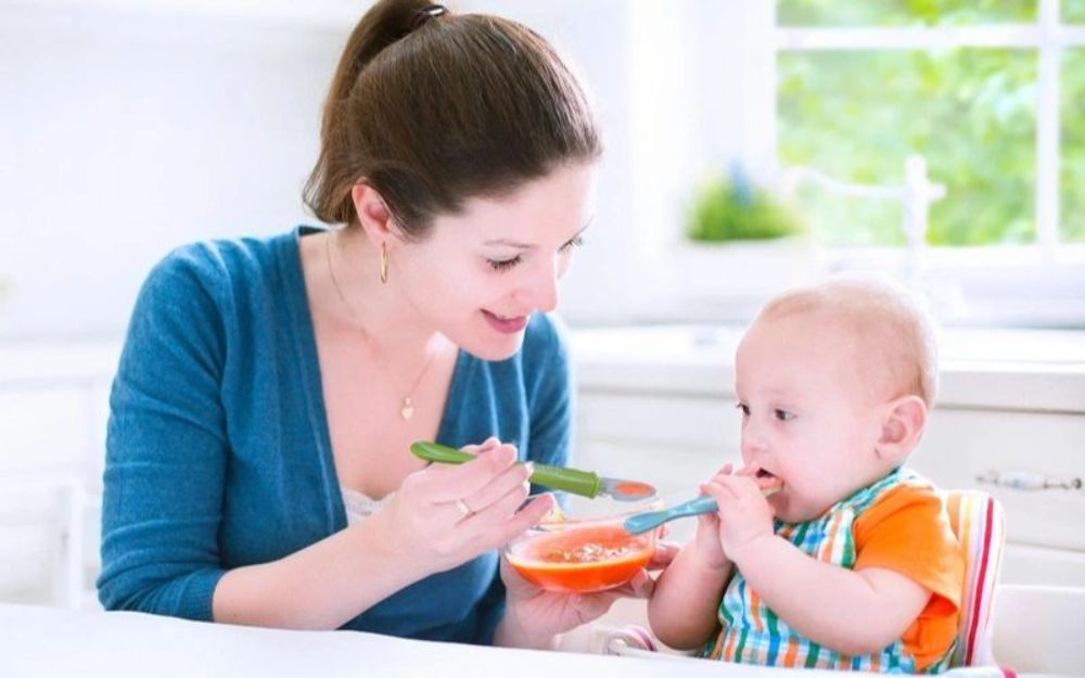 Chọn đúng độ thô giúp bé 7 tháng ăn ngon miệng và hợp tác hơn (Ảnh: sưu tầm internet).