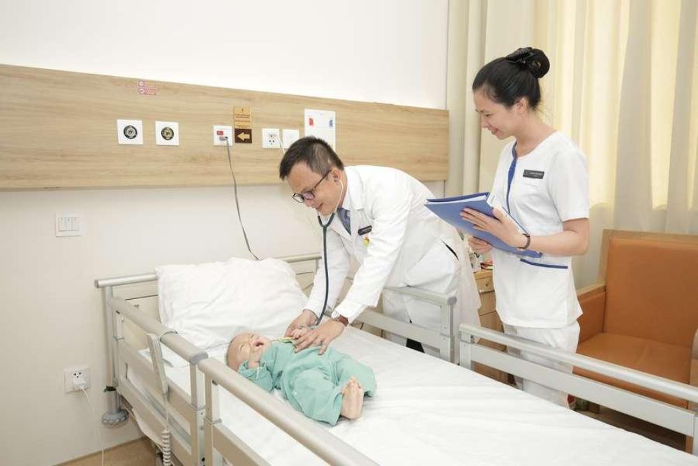 Đừng ngần ngại tham khảo ý kiến chuyên gia nếu bé gặp khó khăn khi ăn dặm (Ảnh: sưu tầm internet).