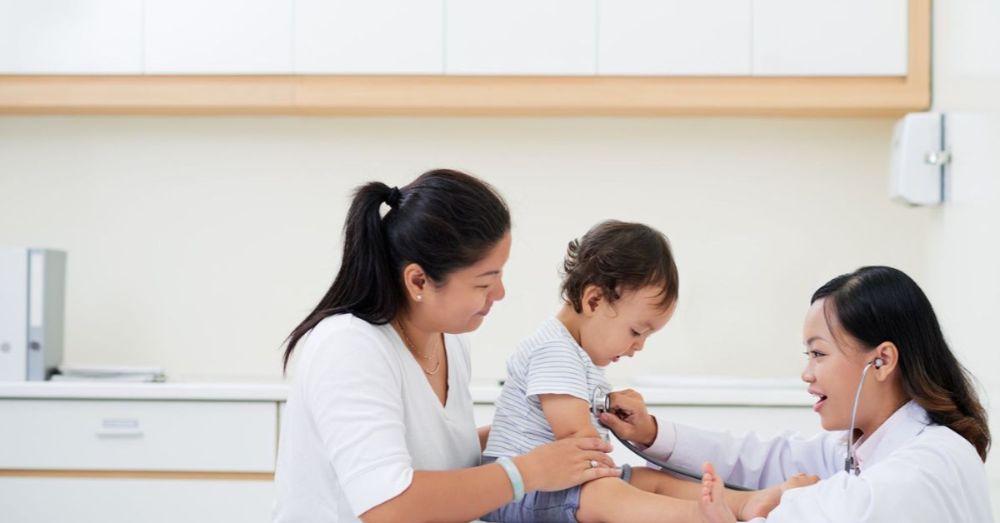 Mẹ cần đưa bé đi khám nếu phát hiện các dấu hiệu trên