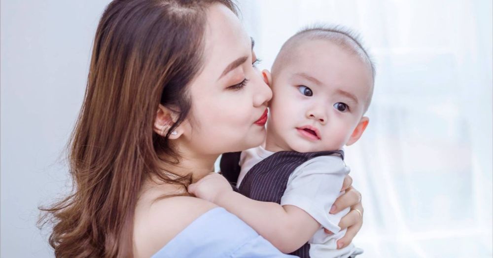 Ôm ấp và nói thì thầm là cách hiệu quả để trấn an bé 7 tháng đang hoảng sợ