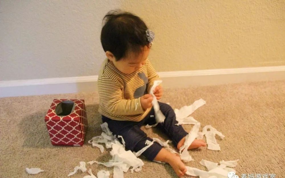 Mẹo giúp mẹ cai tật ăn bậy của bé