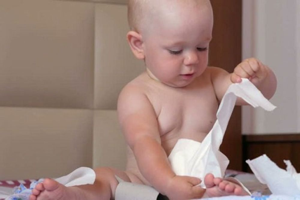 Bé 7 tháng nuốt giấy có sao không