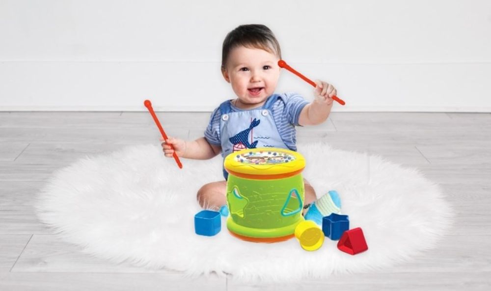 Bé 7 tháng tuổi bắt đầu ngồi vững và muốn khám phá thế giới xung quanh (Ảnh: sưu tầm internet).