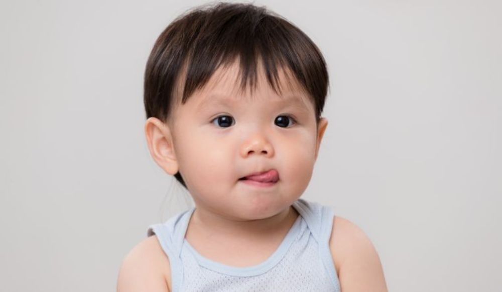 Cách xử lý khi trẻ sơ sinh hay lè lưỡi theo từng nguyên nhân