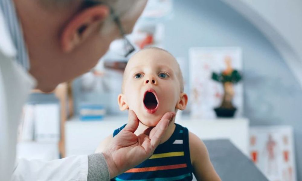 Bố mẹ cần đưa bé đi cấp cứu ngay lập tức nếu thấy dấu hiệu tím tái hoặc khó thở (Ảnh: sưu tầm internet).