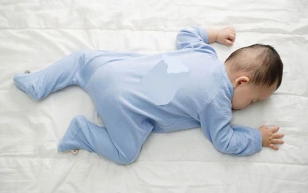 Bé ngủ chổng mông, úp mặt xuống đệm