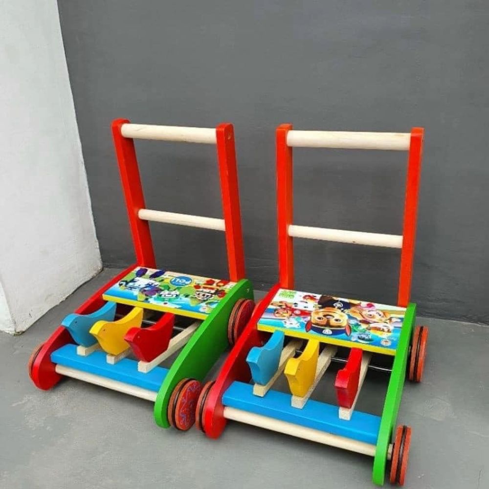 Xe đẩy tập đi bằng gỗ giúp bé bước đi vững chãi bằng cả bàn chân (Ảnh: sưu tầm internet).