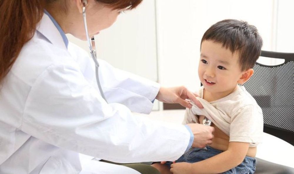 Mẹ nên tham khảo ý kiến bác sĩ trước khi bổ sung Canxi cho bé