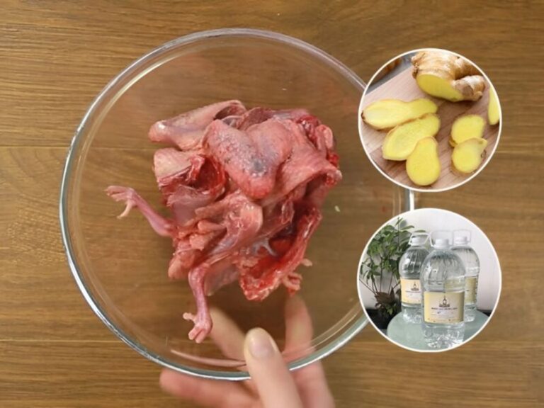 Thui chim qua lửa và rửa bằng rượu gừng là bí quyết giúp món cháo thơm ngon, không bị tanh.