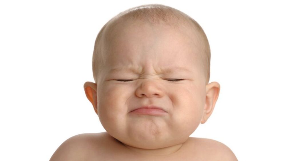 Bé rặn đỏ mặt và quấy khóc là dấu hiệu điển hình của táo bón.