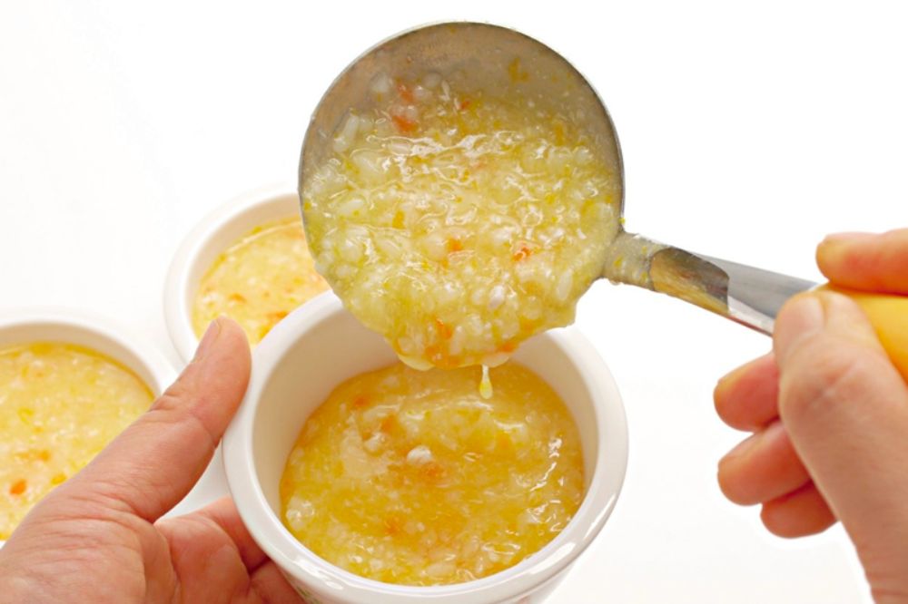 Một bát cháo khoảng 200ml với đầy đủ nhóm chất là khẩu phần lý tưởng cho bé 8 tháng.