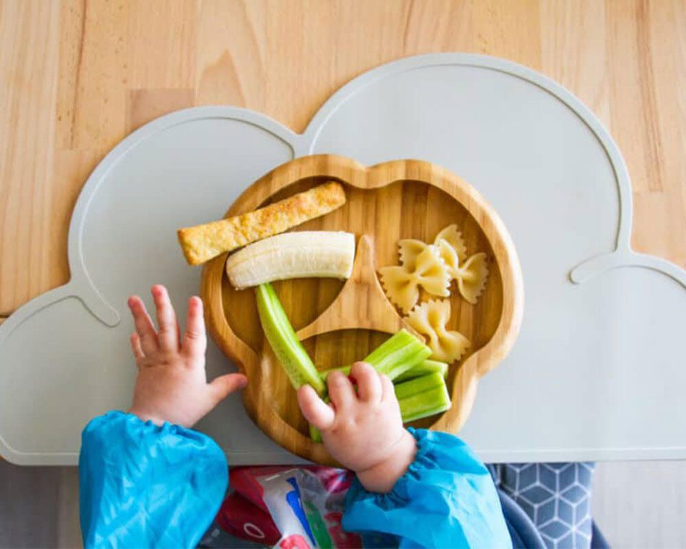 Cho bé tự cầm nắm thức ăn (BLW) giúp bé hào hứng hơn và giảm áp lực biếng ăn.